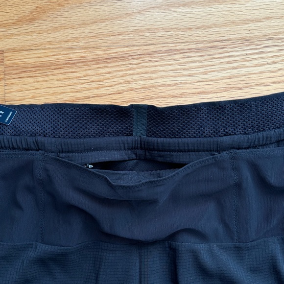 The North Face Men’s Flight Stridelight Shorts in TNF Black Large x 6” inseam - Picture 7 of 12